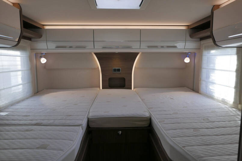 Hymer B-SL 704 SupremeLine | 180 pk | Automaat | Levelsysteem | Enkele bedden | Hefbed | 44