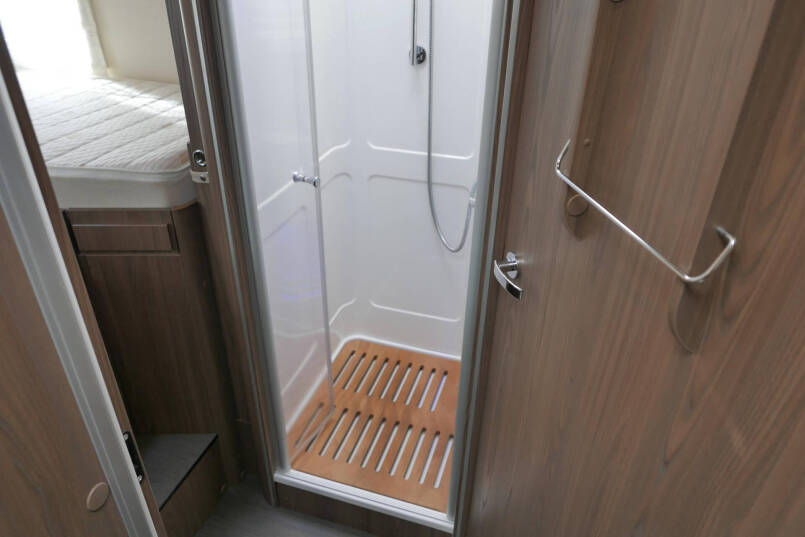 Hymer B-SL 704 SupremeLine | 180 pk | Automaat | Levelsysteem | Enkele bedden | Hefbed | 53