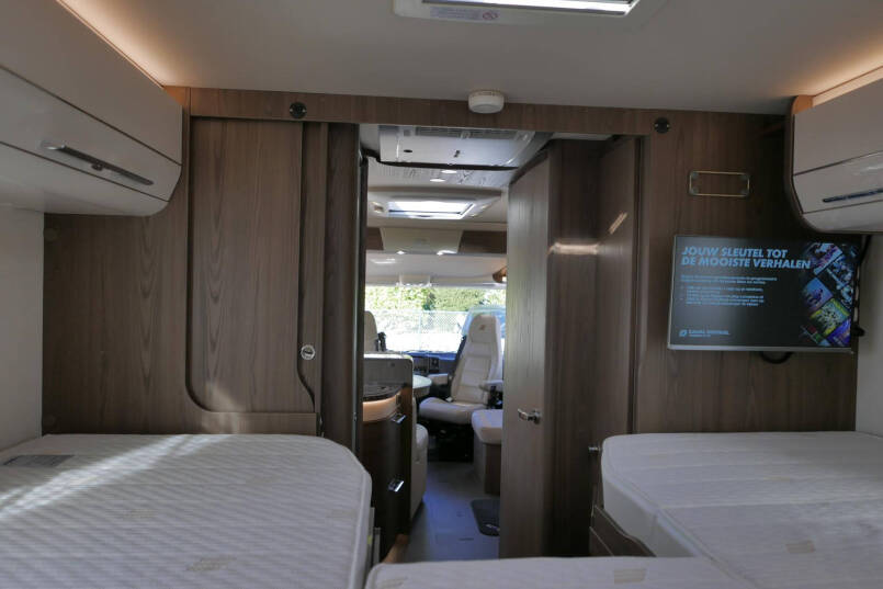 Hymer B-SL 704 SupremeLine | 180 pk | Automaat | Levelsysteem | Enkele bedden | Hefbed | 56