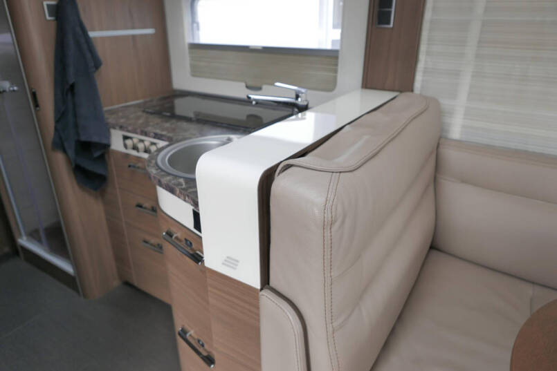 Hymer B-SL 704 SupremeLine | 180 pk | Automaat | Levelsysteem | Enkele bedden | Hefbed | 7