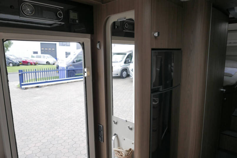 Hymer B-SL 704 SupremeLine | 180 pk | Automaat | Levelsysteem | Enkele bedden | Hefbed | 8