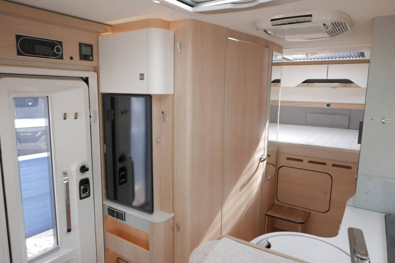 Hymer BMC-I 550 ModernComfort | Mercedes | Hefbed | Dwarsbed | 32