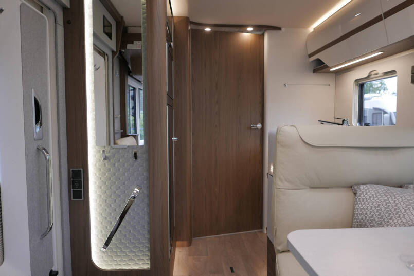 Hymer BML-I 780 MasterLine | Enkele bedden | 5 Persoons | Levelsysteem | Lithium | 2023 | 38