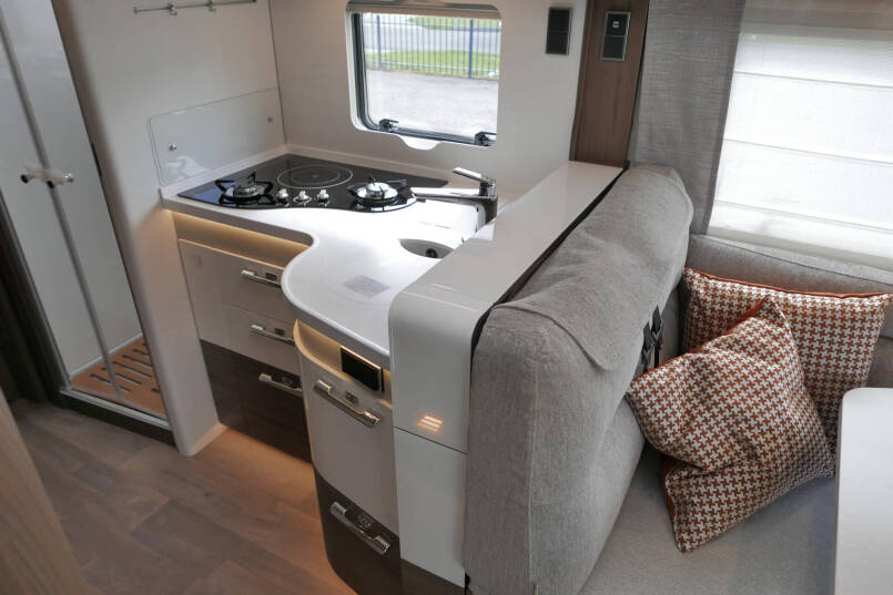 Hymer BML-I 780 MasterLine | Luchtvering | Levelsysteem | Lithium | 5 Persoons 40