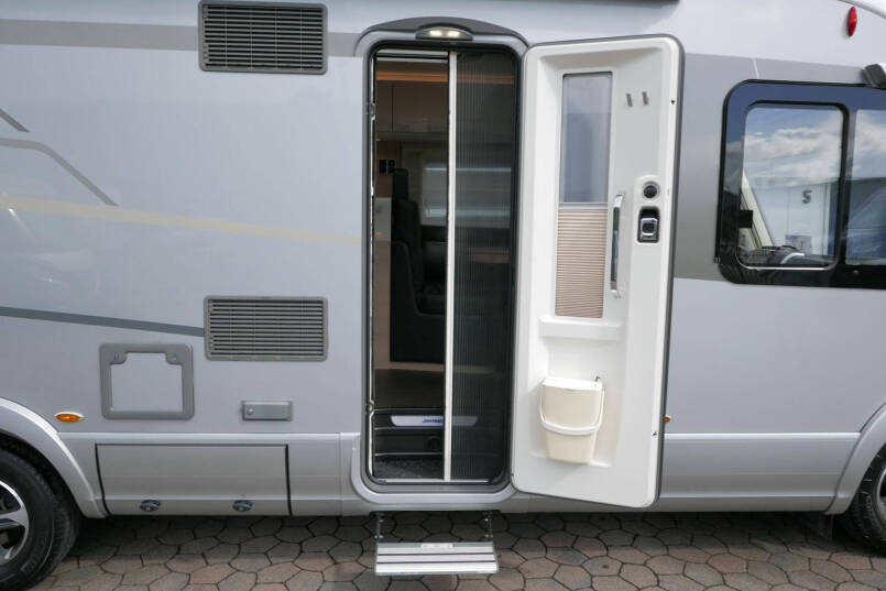 Hymer B-SL 704 SupremeLine | 180 pk | Automaat | Bovenkastjes | Levelsysteem | Enkele bedden | 16