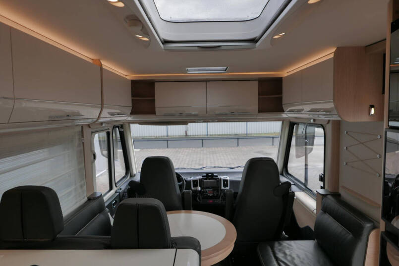 Hymer B-SL 704 SupremeLine | 180 pk | Automaat | Bovenkastjes | Levelsysteem | Enkele bedden | 19