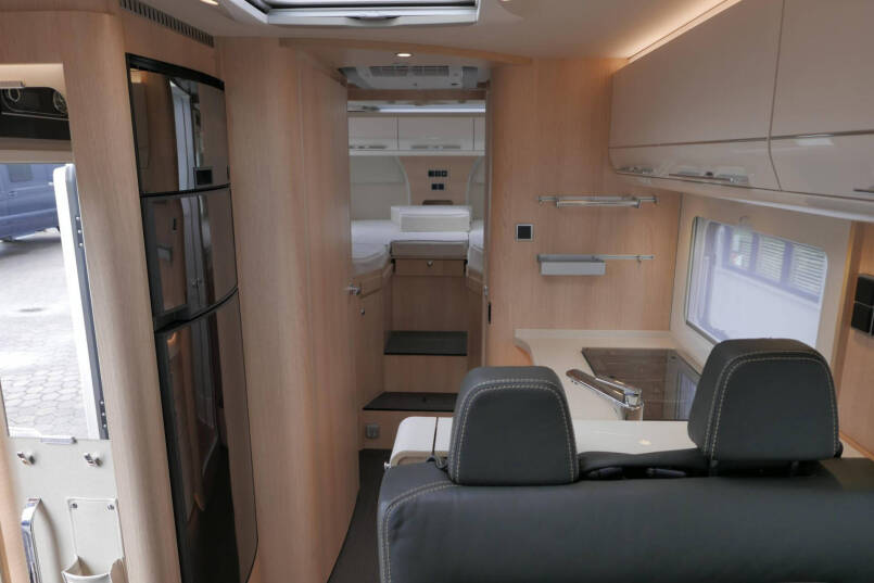 Hymer B-SL 704 SupremeLine | 180 pk | Automaat | Bovenkastjes | Levelsysteem | Enkele bedden | 22