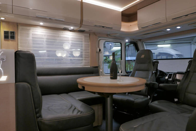 Hymer B-SL 704 SupremeLine | 180 pk | Automaat | Bovenkastjes | Levelsysteem | Enkele bedden | 23
