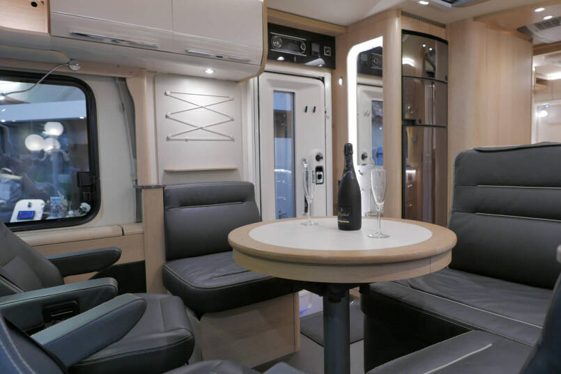 Hymer B-SL 704 SupremeLine | 180 pk | Automaat | Bovenkastjes | Levelsysteem | Enkele bedden | 25