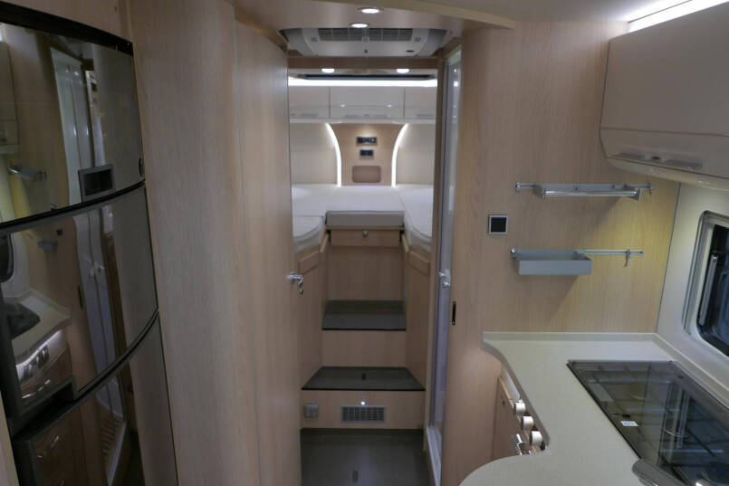 Hymer B-SL 704 SupremeLine | 180 pk | Automaat | Bovenkastjes | Levelsysteem | Enkele bedden | 38