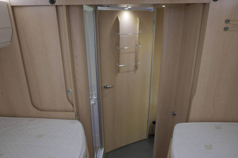 Hymer B-SL 704 SupremeLine | 180 pk | Automaat | Bovenkastjes | Levelsysteem | Enkele bedden | 49