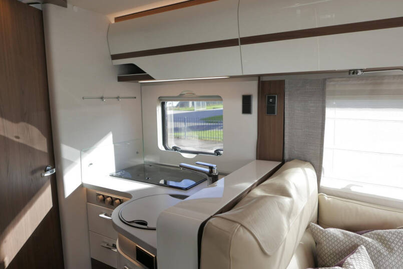 Hymer BML-I 790 MasterLine | Queensbed | Levelsysteem | Hefbed | Lithium | 42