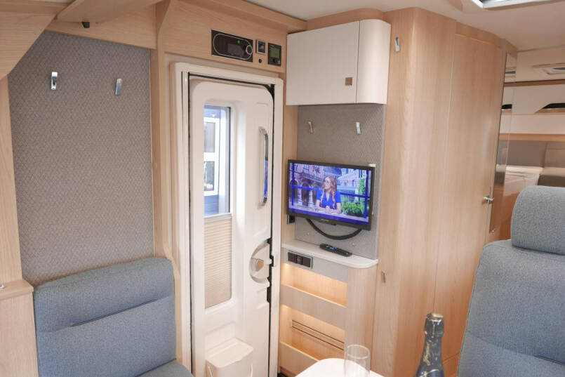 Hymer BMC-I 600 | Enkele bedden | Hefbed | Mercedes | 30