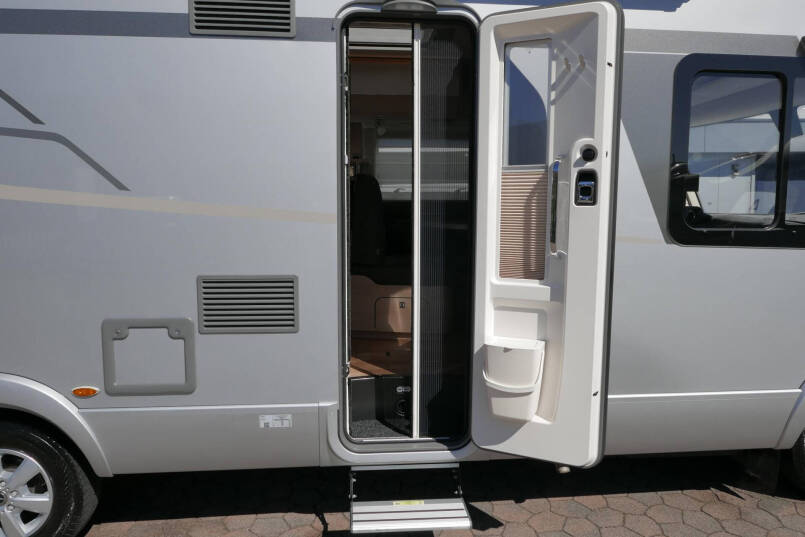 Hymer BMC-I 680 | Mercedes | 9G Automaat | Crystal-zilver metallic | Enkele bedden | 12