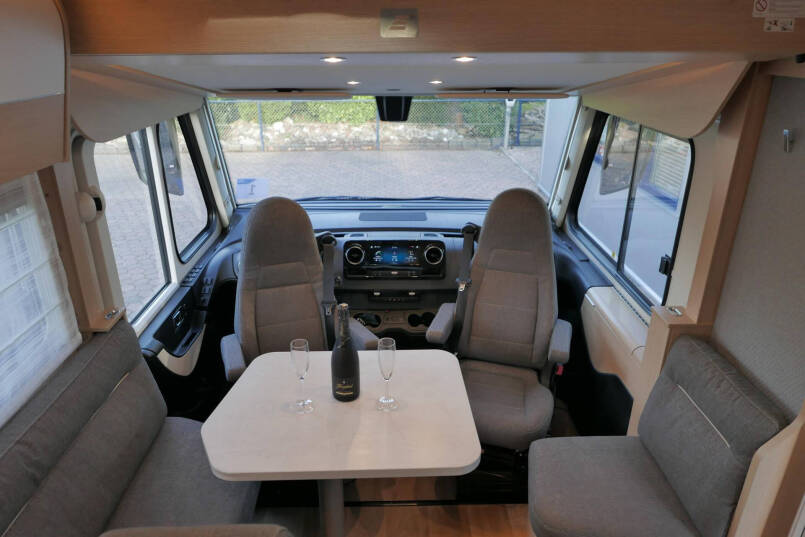 Hymer BMC-I 680 | Mercedes | 9G Automaat | Crystal-zilver metallic | Enkele bedden | 22