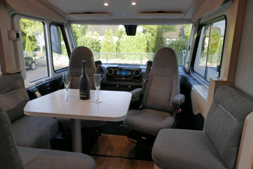 Hymer BMC-I 680 | Mercedes | 9G Automaat | Crystal-zilver metallic | Enkele bedden | 23