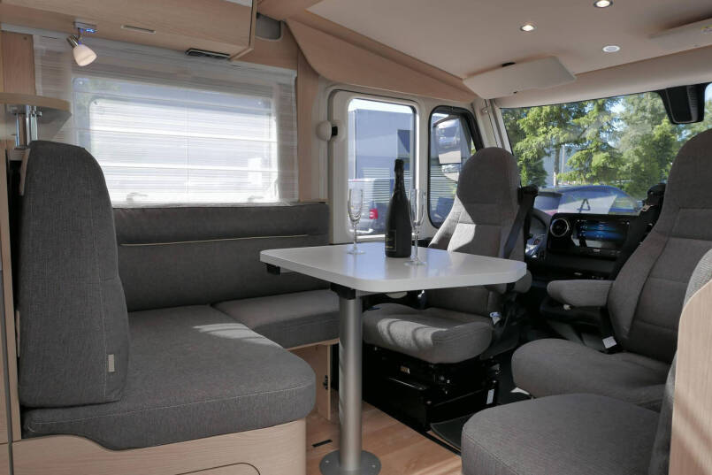 Hymer BMC-I 680 | Mercedes | 9G Automaat | Crystal-zilver metallic | Enkele bedden | 24