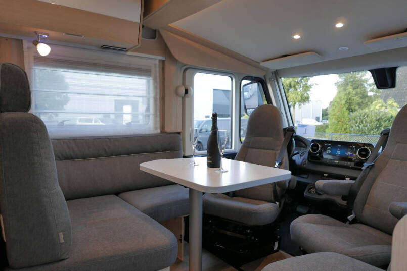 Hymer BMC-I 680 | Mercedes | 9G Automaat | Crystal-zilver metallic | Enkele bedden | 24