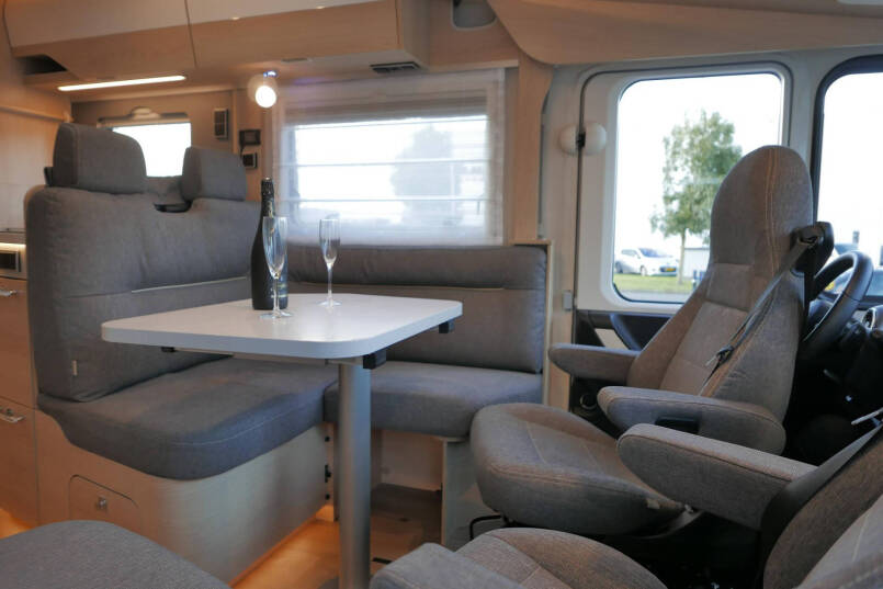 Hymer BMC-I 680 | Mercedes | 9G Automaat | Crystal-zilver metallic | Enkele bedden | 25