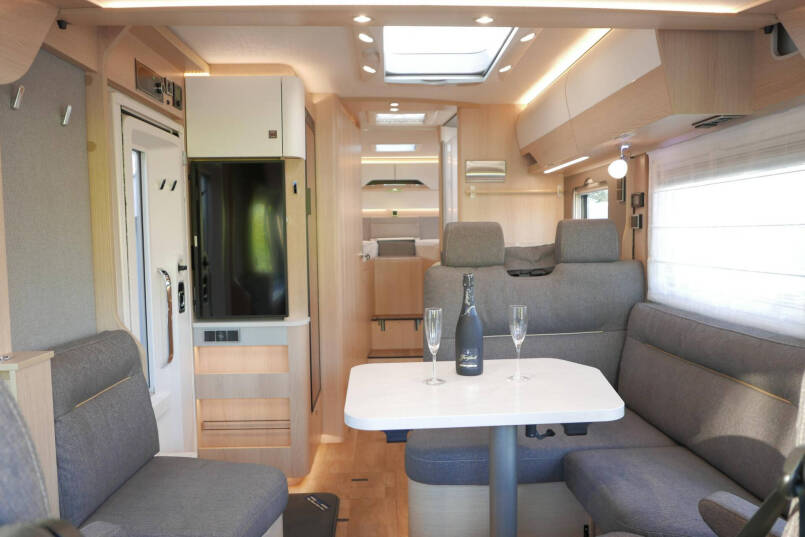 Hymer BMC-I 680 | Mercedes | 9G Automaat | Crystal-zilver metallic | Enkele bedden | 27