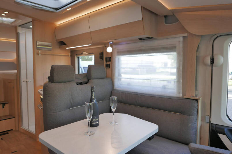 Hymer BMC-I 680 | Mercedes | 9G Automaat | Crystal-zilver metallic | Enkele bedden | 28