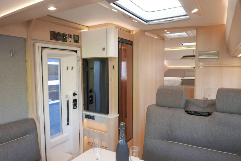 Hymer BMC-I 680 | Mercedes | 9G Automaat | Crystal-zilver metallic | Enkele bedden | 29