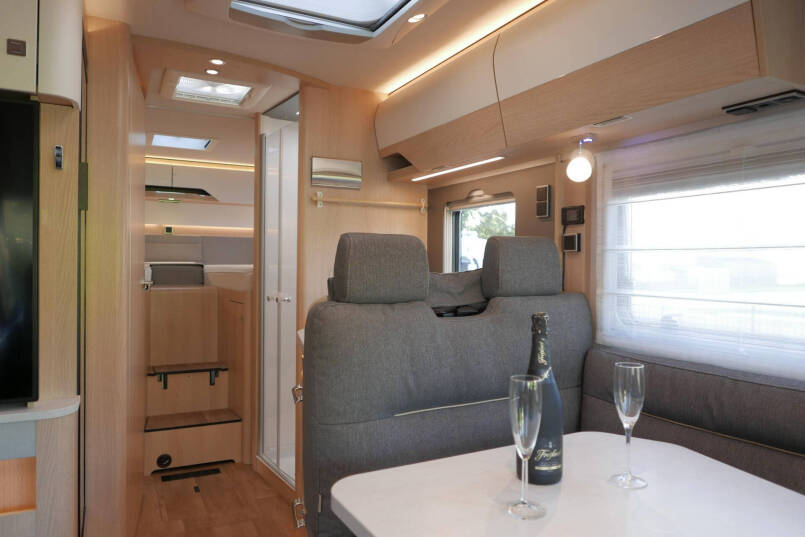 Hymer BMC-I 680 | Mercedes | 9G Automaat | Crystal-zilver metallic | Enkele bedden | 30