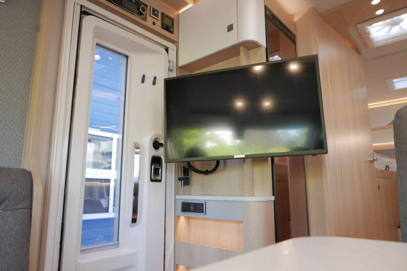 Hymer BMC-I 680 | Mercedes | 9G Automaat | Crystal-zilver metallic | Enkele bedden | 31