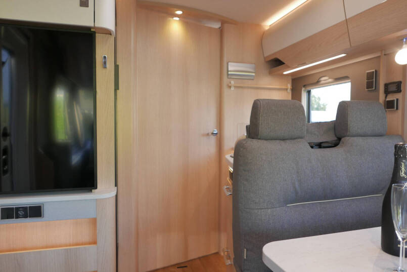 Hymer BMC-I 680 | Mercedes | 9G Automaat | Crystal-zilver metallic | Enkele bedden | 33