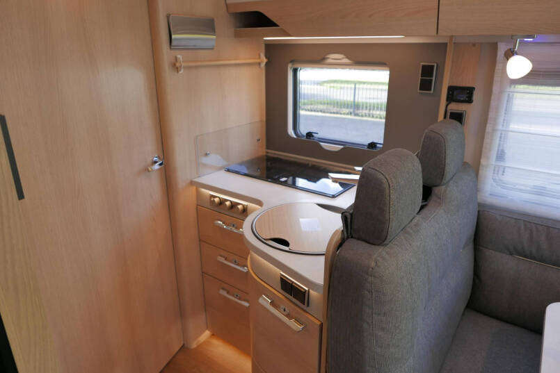 Hymer BMC-I 680 | Mercedes | 9G Automaat | Crystal-zilver metallic | Enkele bedden | 35