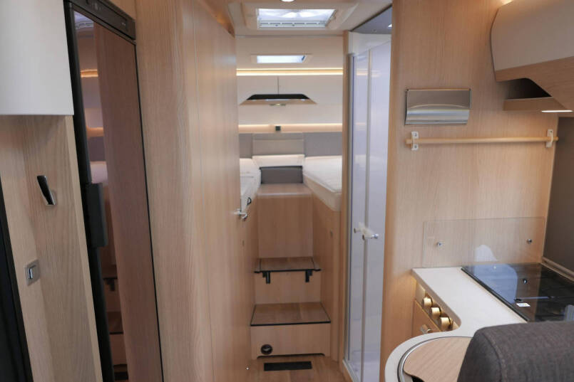 Hymer BMC-I 680 | Mercedes | 9G Automaat | Crystal-zilver metallic | Enkele bedden | 38