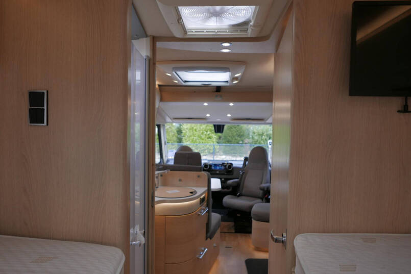 Hymer BMC-I 680 | Mercedes | 9G Automaat | Crystal-zilver metallic | Enkele bedden | 50