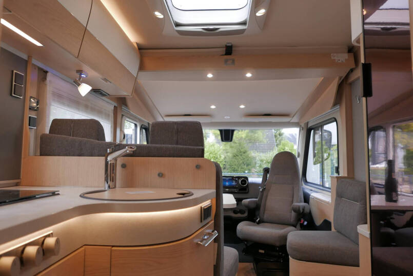 Hymer BMC-I 680 | Mercedes | 9G Automaat | Crystal-zilver metallic | Enkele bedden | 51