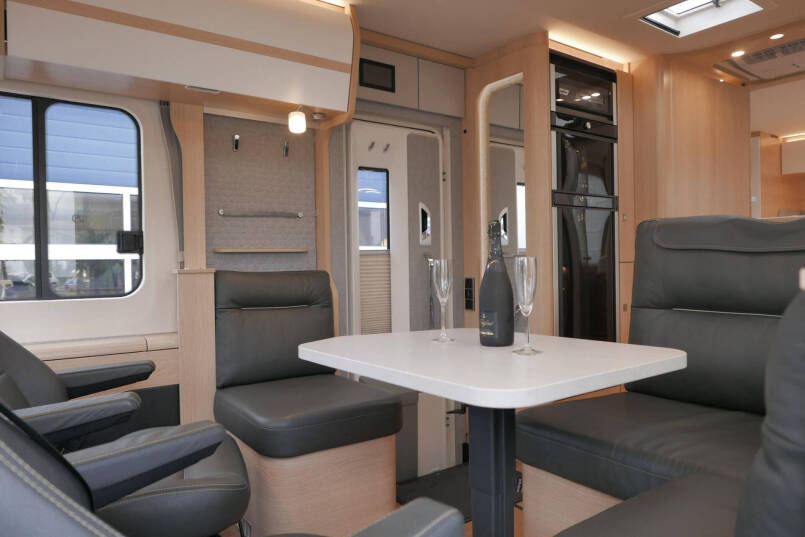 Hymer BML-I 790 MasterLine | Bovenkastjes | Levelsysteem | Lithium | Leer | Queensbed | 31