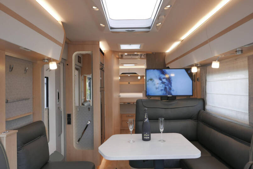 Hymer BML-I 790 MasterLine | Bovenkastjes | Levelsysteem | Lithium | Leer | Queensbed | 31