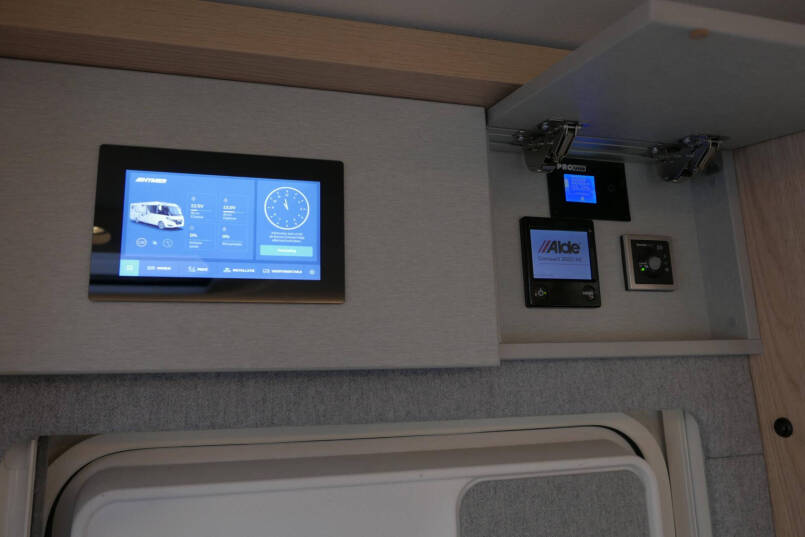Hymer BML-I 790 MasterLine | Bovenkastjes | Levelsysteem | Lithium | Leer | Queensbed | 36