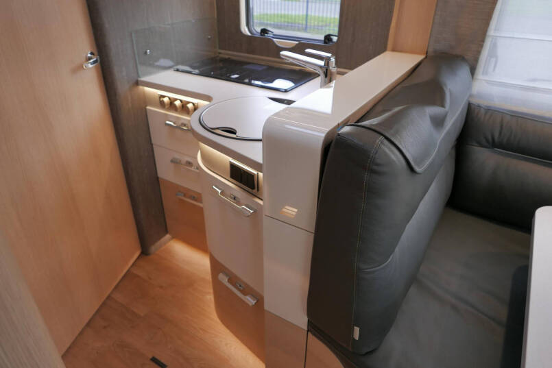 Hymer BML-I 790 MasterLine | Bovenkastjes | Levelsysteem | Lithium | Leer | Queensbed | 37