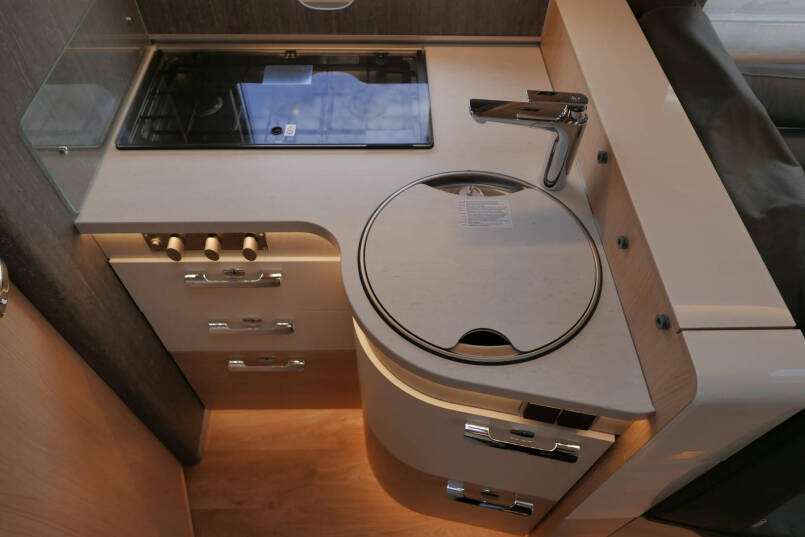Hymer BML-I 790 MasterLine | Bovenkastjes | Levelsysteem | Lithium | Leer | Queensbed | 38