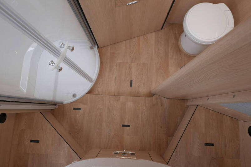 Hymer BML-I 790 MasterLine | Bovenkastjes | Levelsysteem | Lithium | Leer | Queensbed | 54
