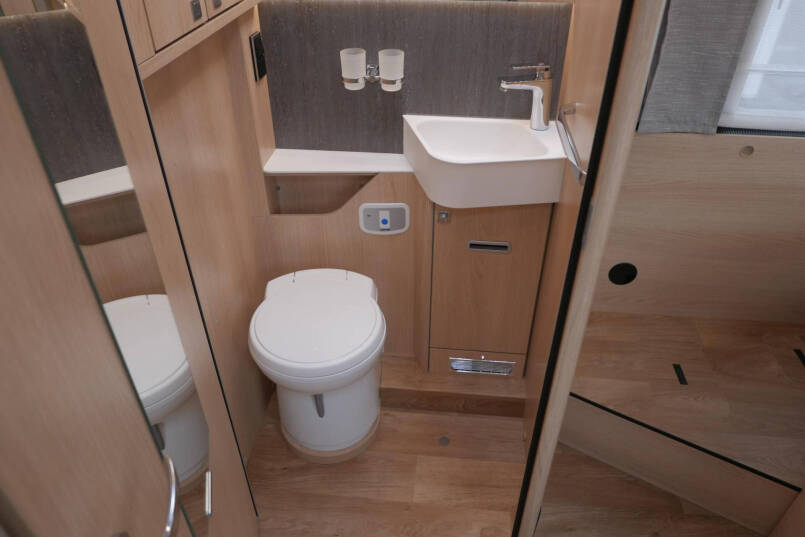 Hymer BML-I 790 MasterLine | Bovenkastjes | Levelsysteem | Lithium | Leer | Queensbed | 57