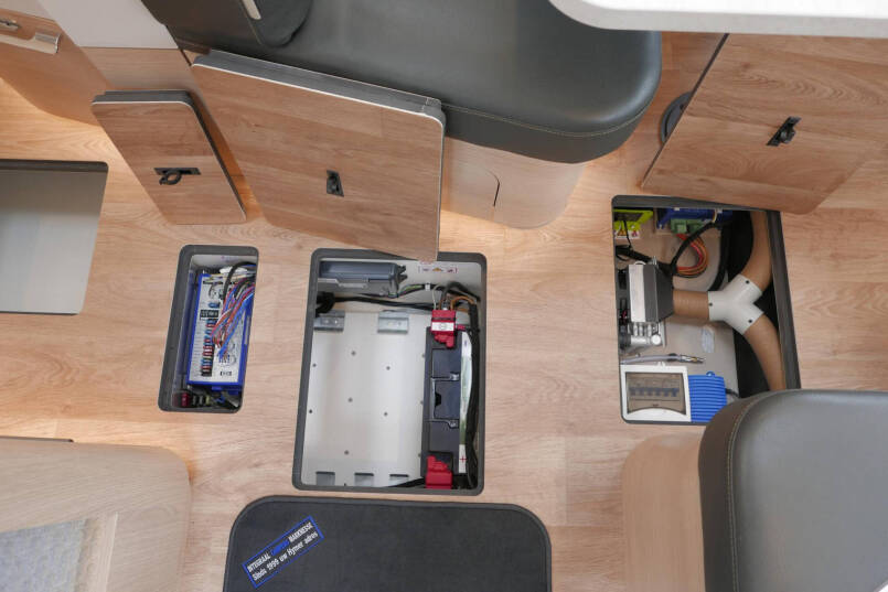 Hymer BML-I 790 MasterLine | Bovenkastjes | Levelsysteem | Lithium | Leer | Queensbed | 63