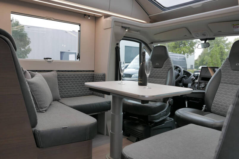 Adria 670 SL Coral Supreme | Maxi chassis | Levelsysteem | 9G Automaat |  Luchtvering 30