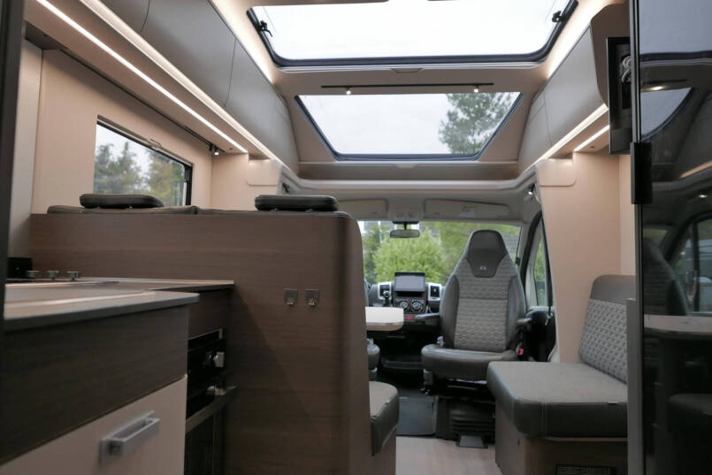 Adria 670 SL Coral Supreme | Maxi chassis | Levelsysteem | 9G Automaat |  Luchtvering 60