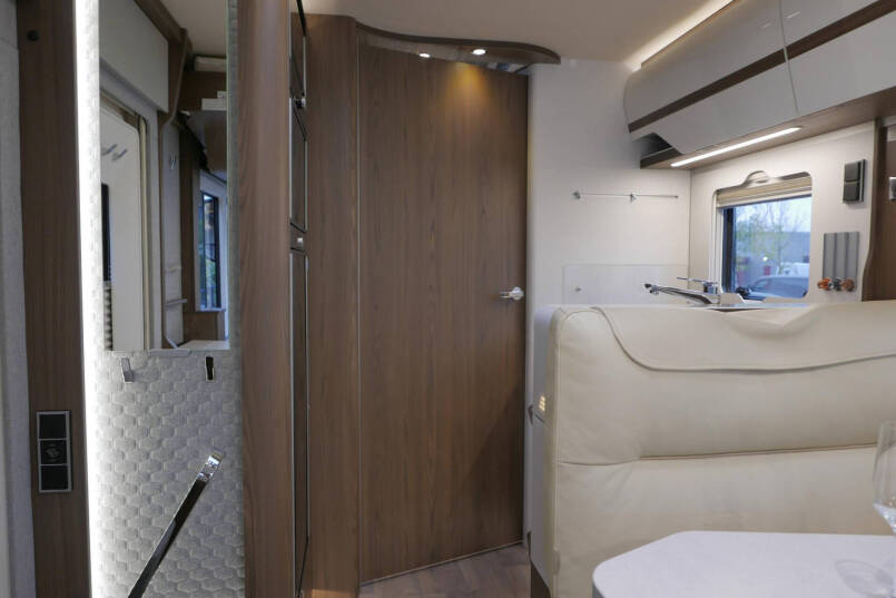 Hymer BML-I 790 MasterLine | Queensbed | Levelsysteem | Hefbed | Lithium | 37