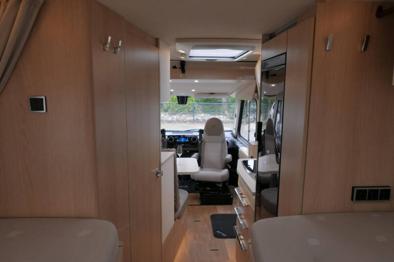 Hymer BMC-I 580 | Mercedes-Benz | 9G automaat | Enkele bedden | 3x Accu 49