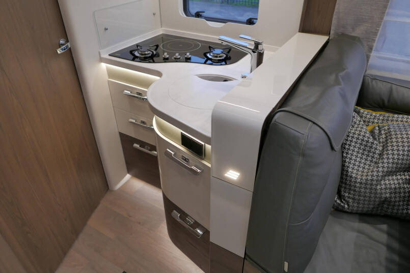 Hymer BML-I 790 MasterLine | Queensbed | Levelsysteem | Hefbed | Lithium | 37