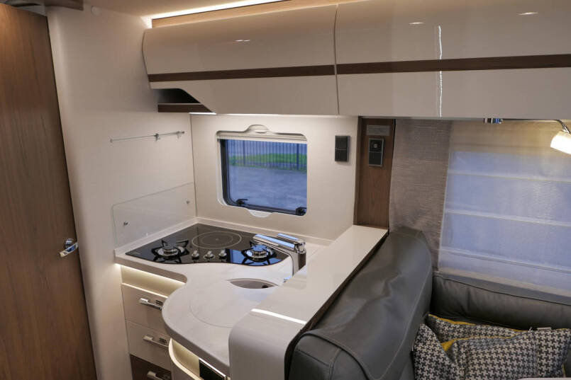 Hymer BML-I 790 MasterLine | Queensbed | Levelsysteem | Hefbed | Lithium | 38