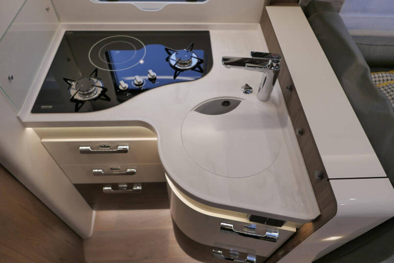Hymer BML-I 790 MasterLine | Queensbed | Levelsysteem | Hefbed | Lithium | 43