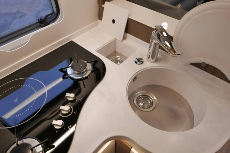 Hymer BML-I 790 MasterLine | Queensbed | Levelsysteem | Hefbed | Lithium | 44