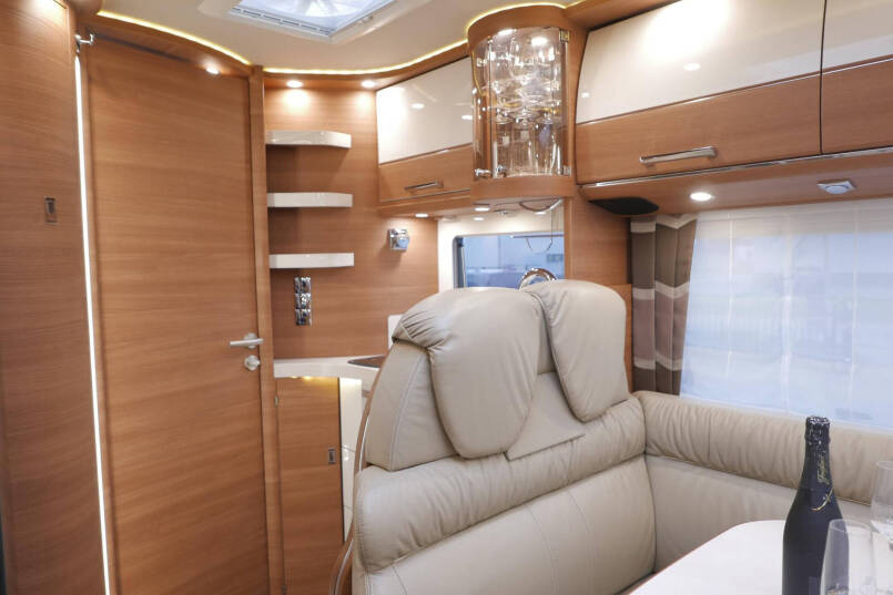Carthago Chic C-Line I 5.0 QB L | Levelsysteem | Bovenkastjes | Queensbed 35